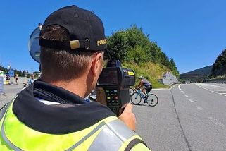 Velká policejní razie na oblíbeném úseku motorkářů! V akci bylo policejní Ferrari, došlo na kreativní přestupek - Garáž.cz